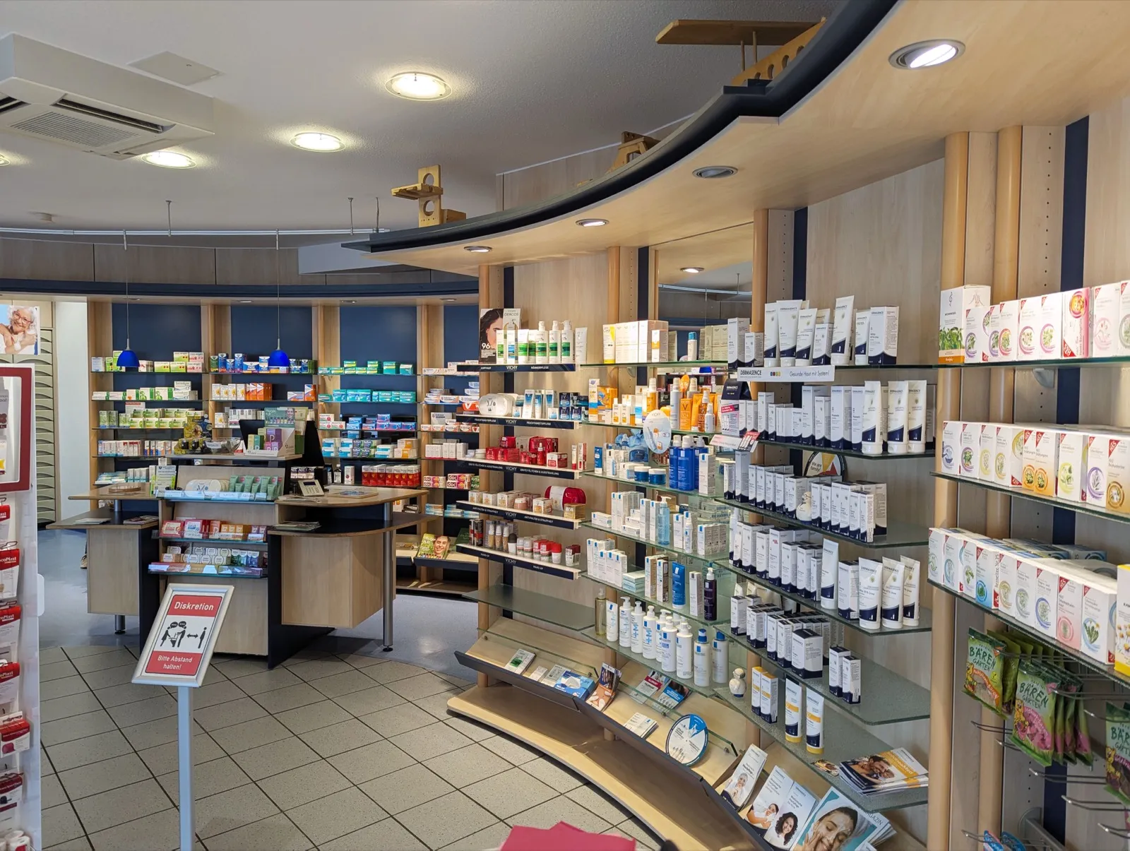 Wnętrze apteki Amts-Apotheke — Twoje przyszłe miejsce pracy