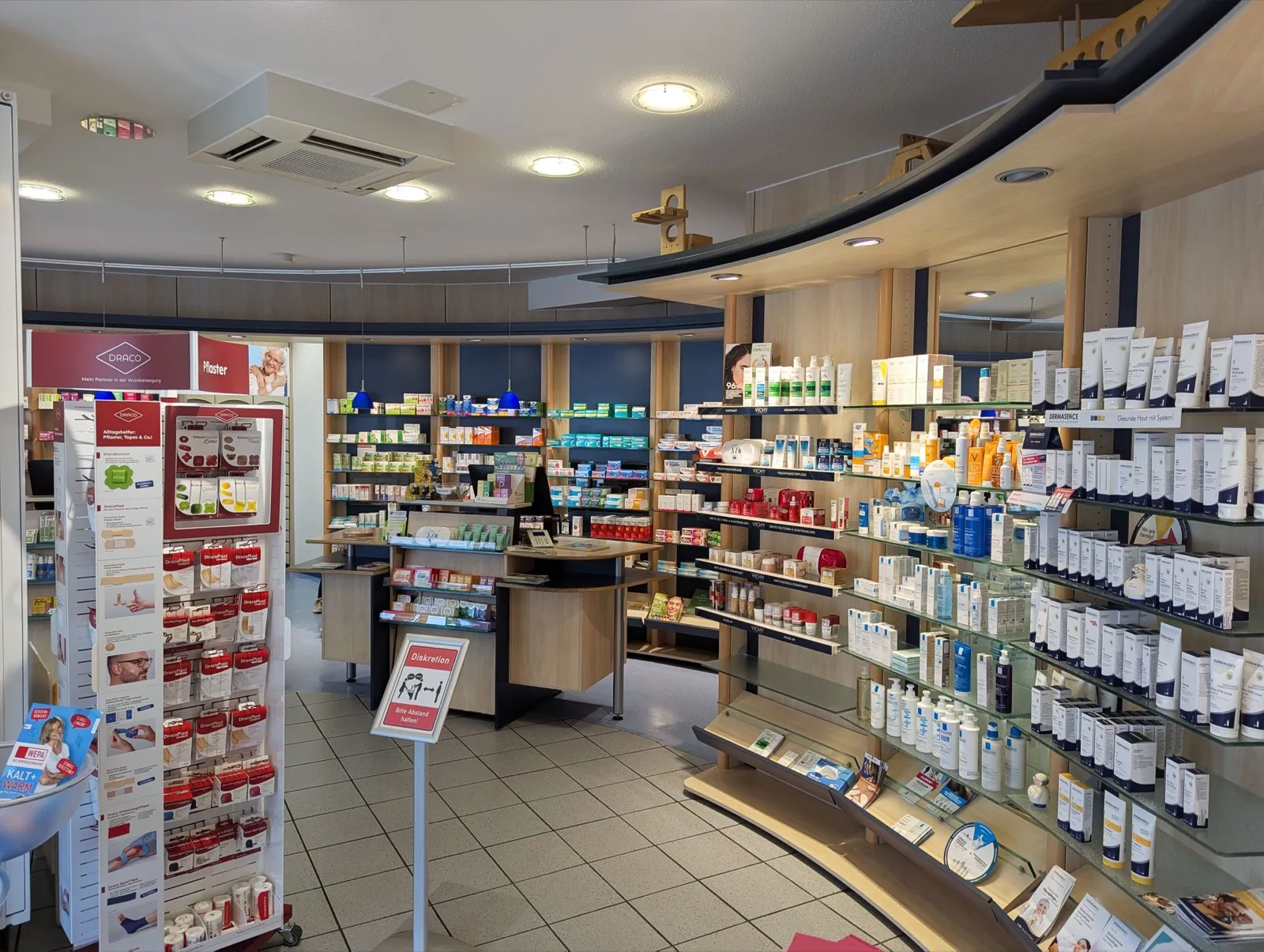 Blick in die Offizin der Amts-Apotheke